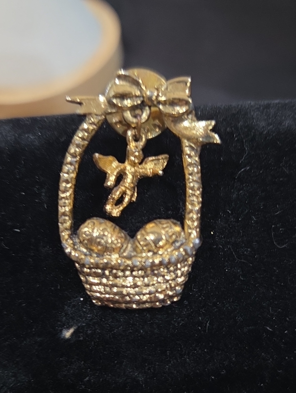 CAMCO VINTAGE BASKET PIN WITH DANGLING ANGEL